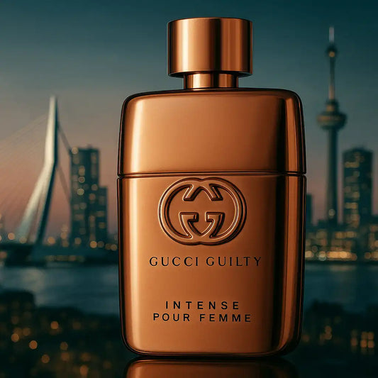 Gucci Guilty Intense Pour Femme close-up met Rotterdam skyline op de achtergrond