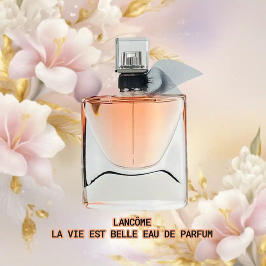 Lancôme La Vie Est Belle Eau de Parfum fles met bloemen en goudaccenten op pastel achtergrond