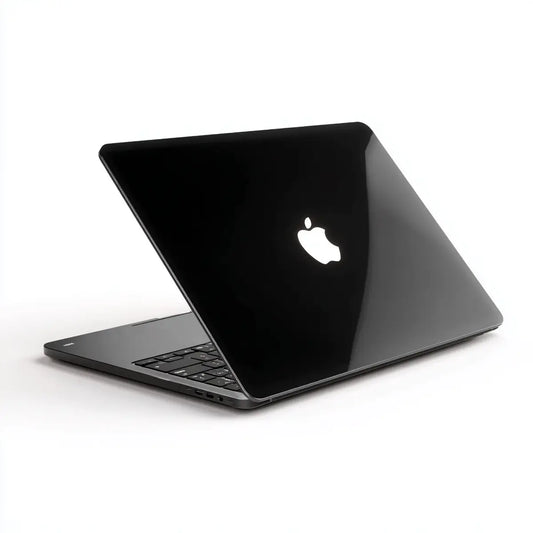 Zwarte MacBook Air M4 2025 met glanzende afwerking tegen Rotterdam Erasmusbrug achtergrond