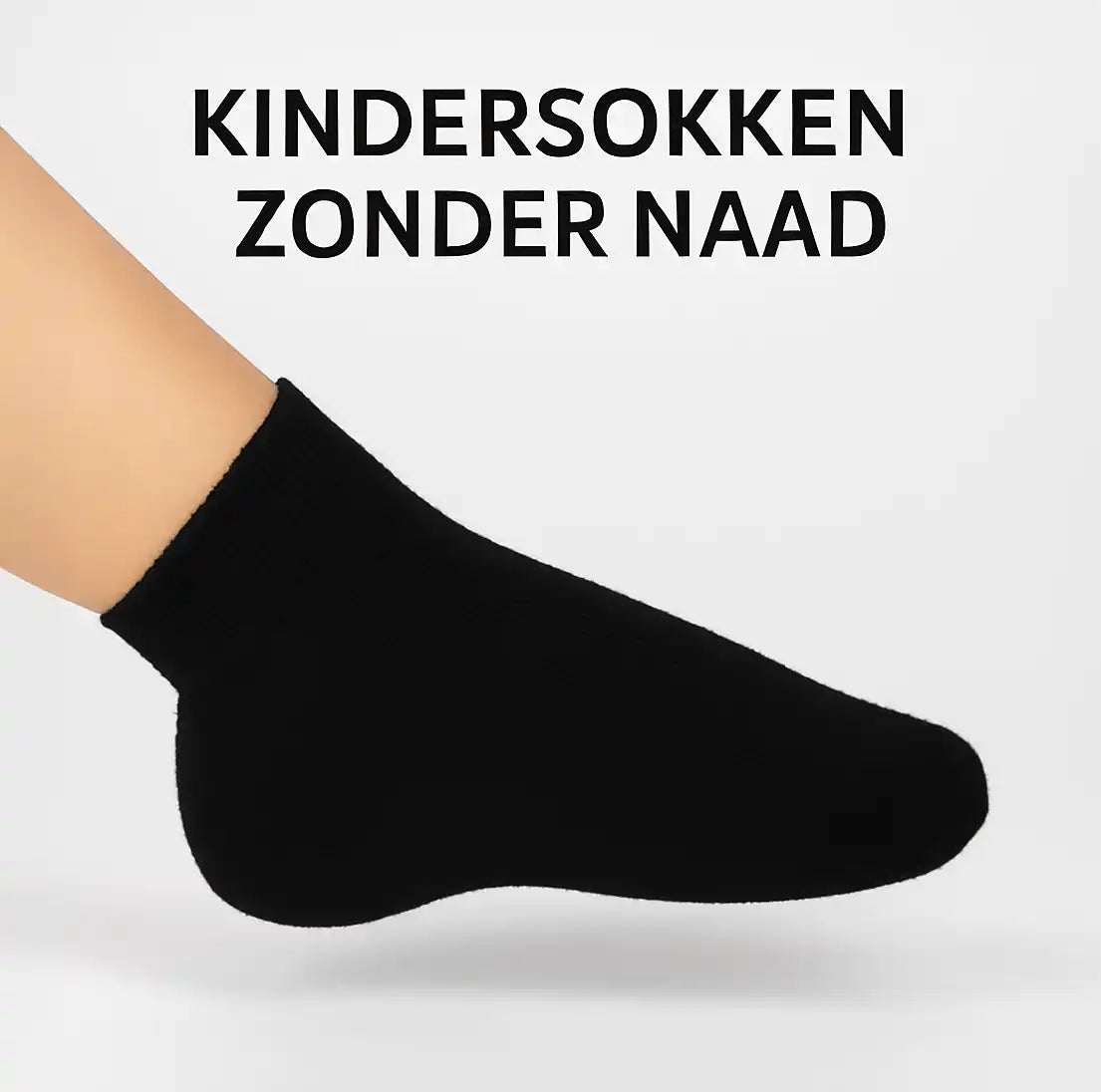 Close-up van kindervoet met zwarte naadloze sok van biologisch katoen – zacht en huidvriendelijk