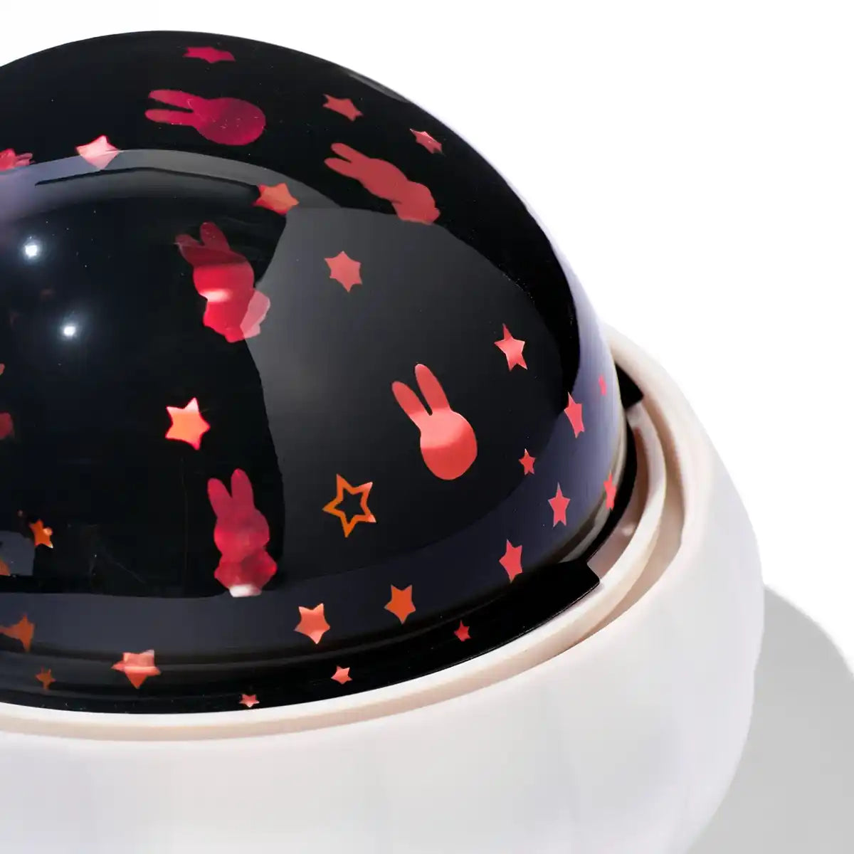 Close-up van Nijntje lamp projector met sterren en konijnenpatroon voor kinderkamer verlichting