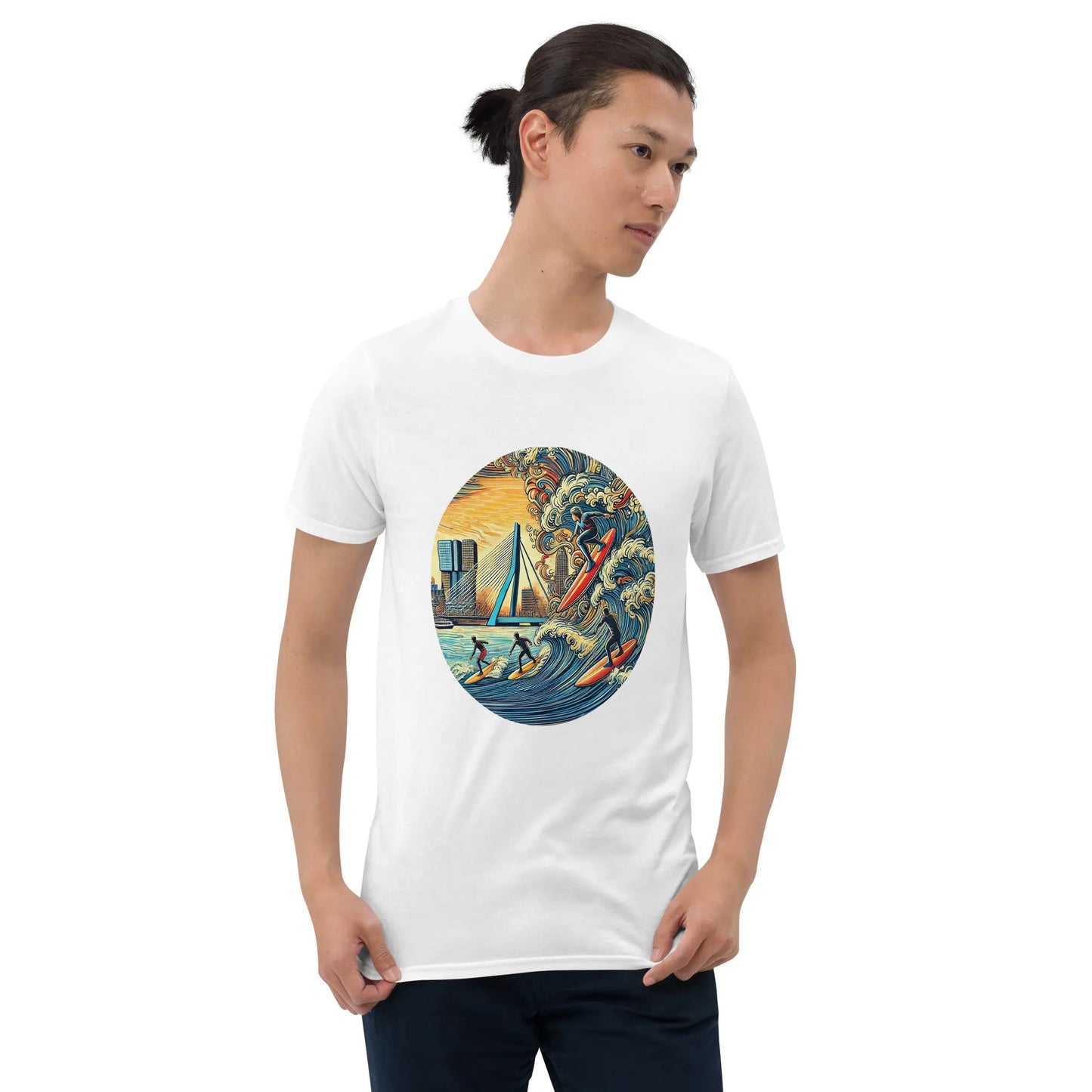 Jonge man in wit Rotterdam Surfen T-shirt met Rif010 ontwerp