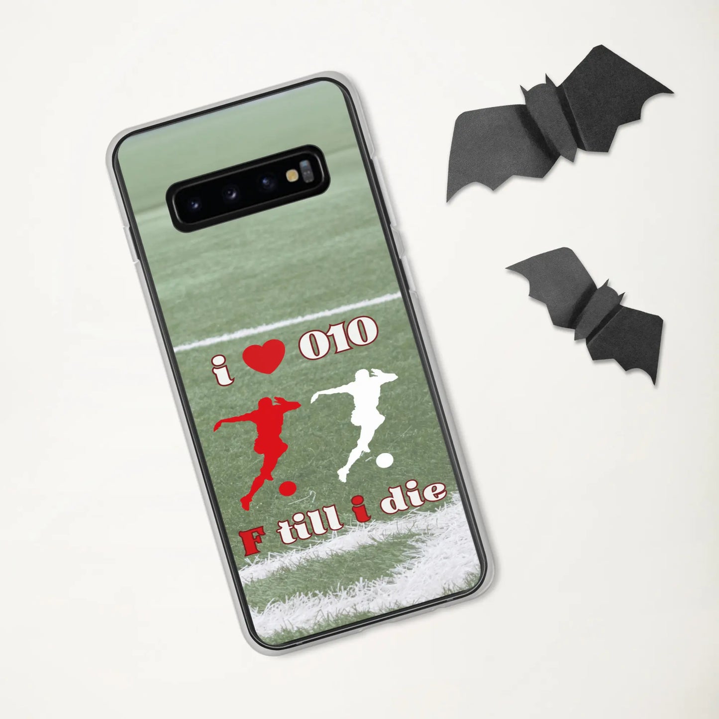 Feyenoord telefoonhoesje voor Samsung met I Love 010 en F Till I Die design, geplaatst naast decoratieve zwarte vleermuizen op witte achtergrond