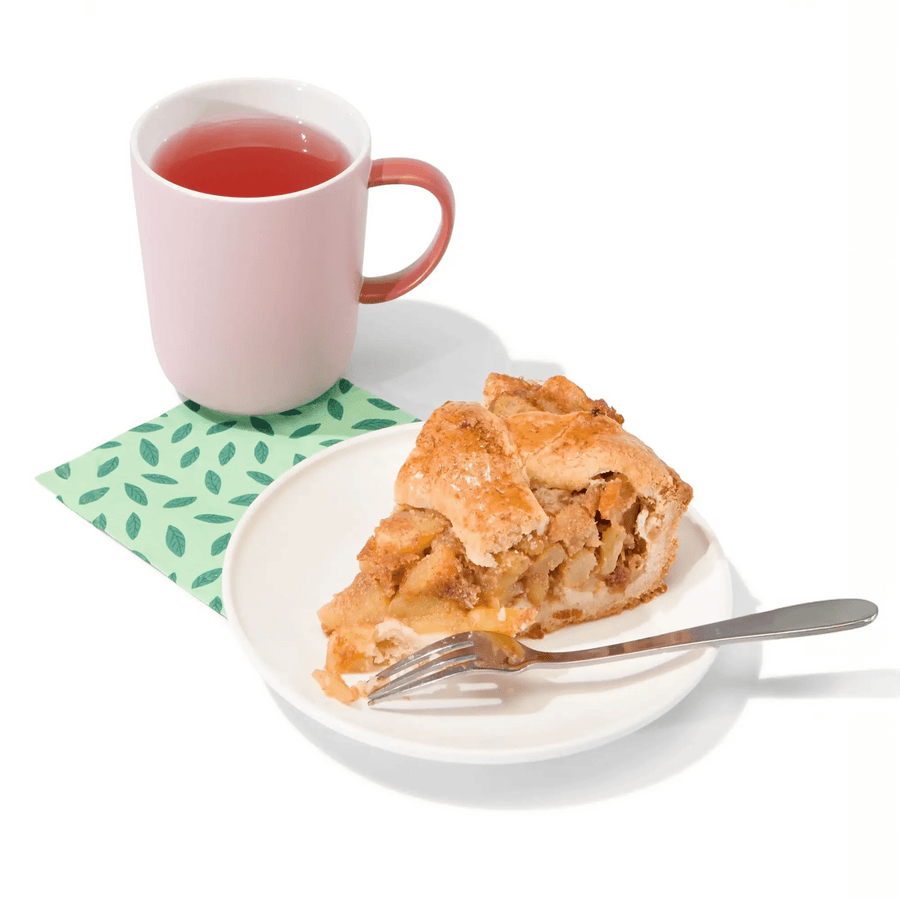 Appeltaart Rotterdam – stuk verse appeltaart met een kopje thee op een wit bord