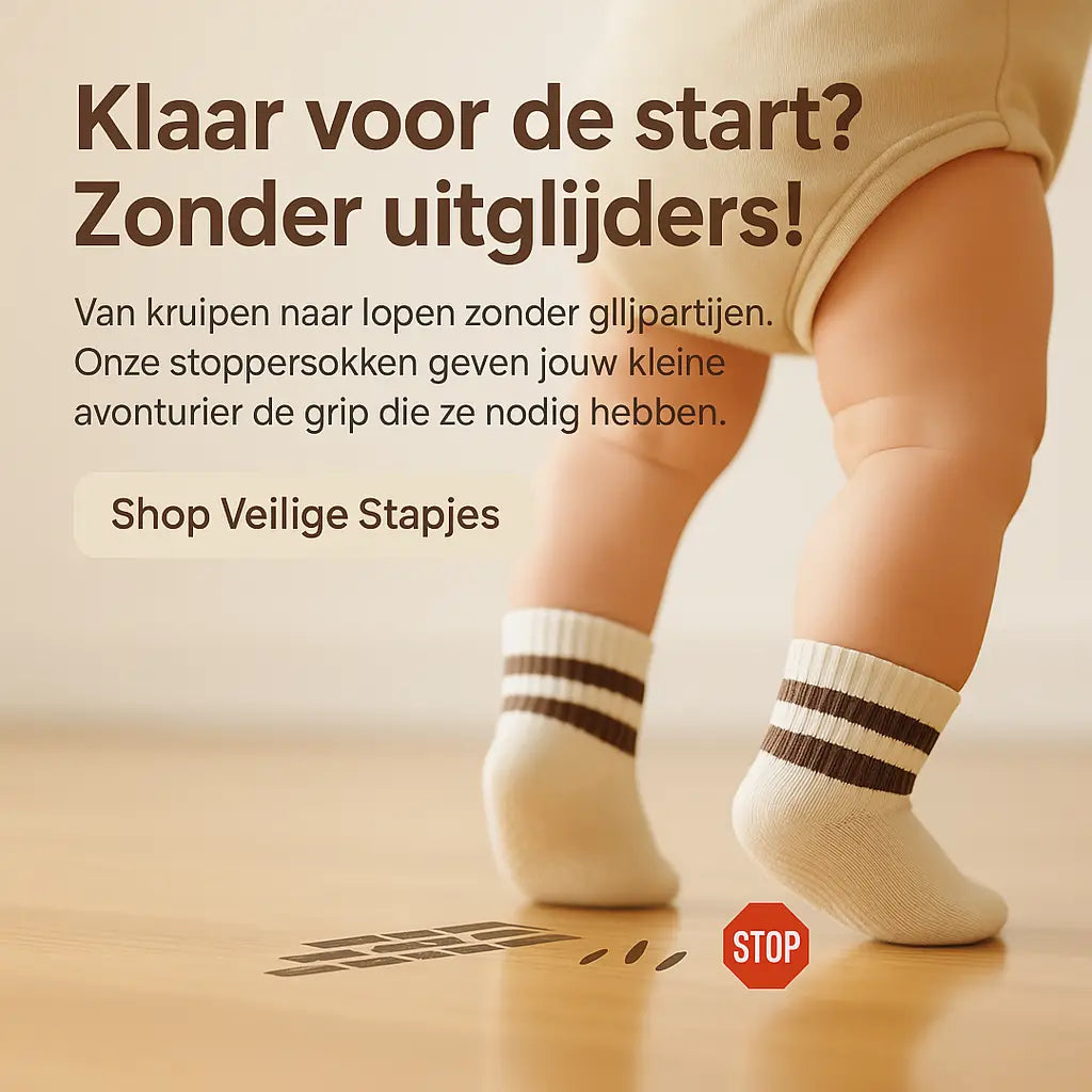 Babysokken naadloos met antislip stoppers — kruipende baby op gladde vloer