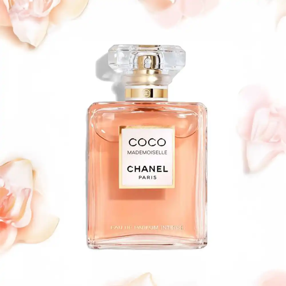 Chanel Coco Mademoiselle 100 ml fles met elegante achtergrond van roze en beige