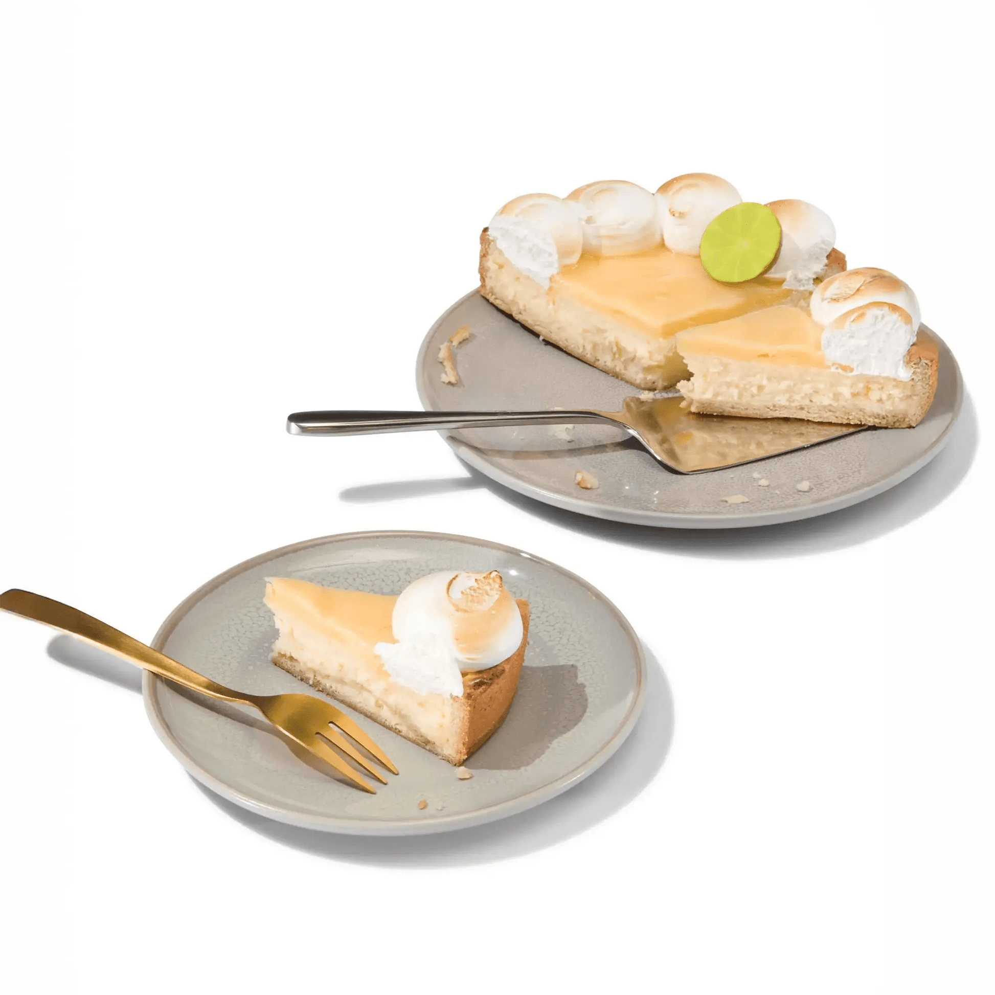 Citroen meringue cheesecake geserveerd met een plakje op een bord en een vork, klaar om te genieten