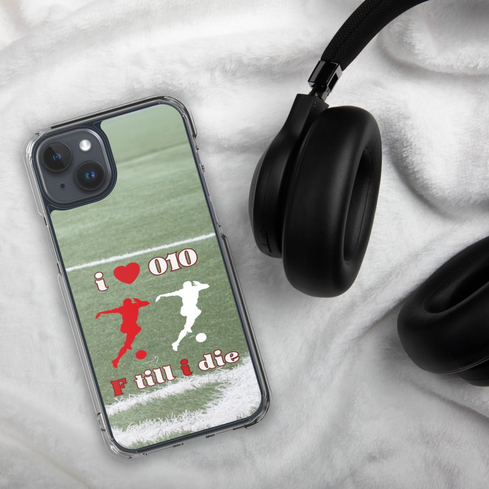 Feyenoord iPhone-hoesje met I Love 010, F Till I Die ontwerp, met voetballers in rood en wit op een groen veld, naast zwarte koptelefoon op een witte achtergrond.