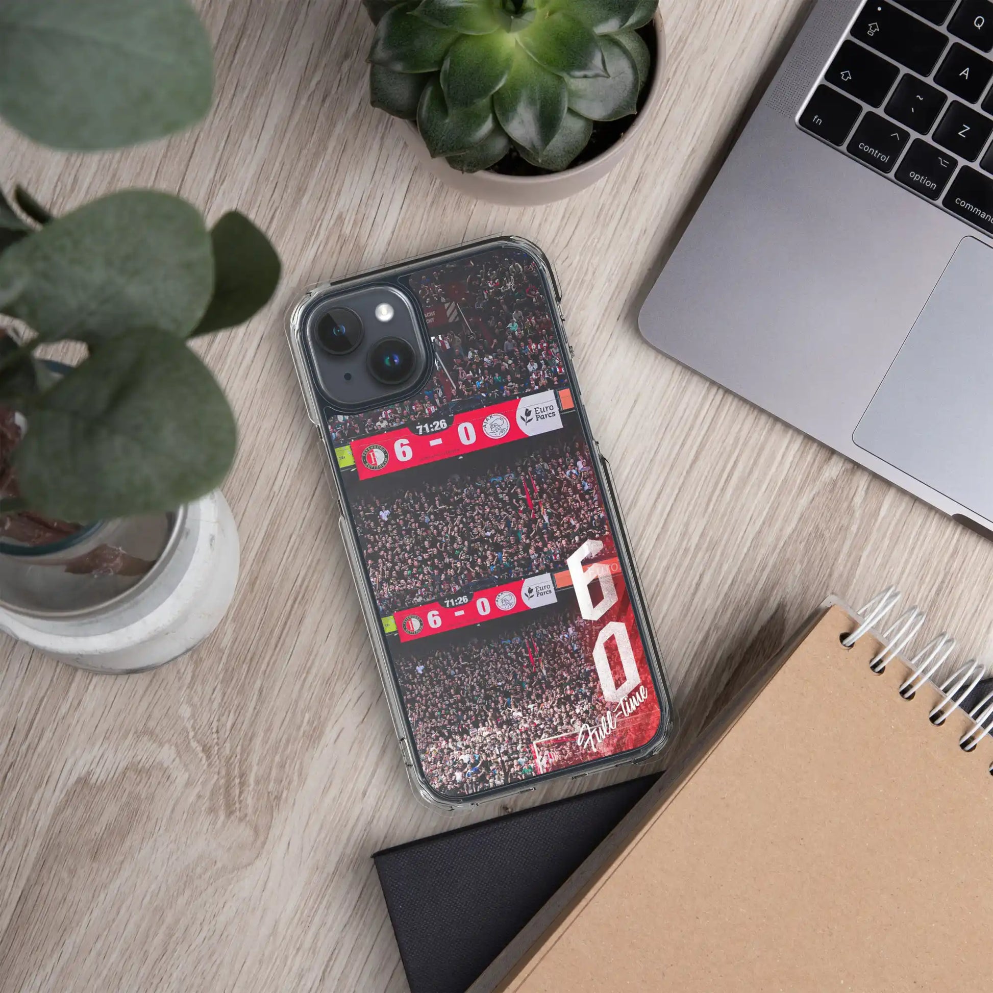 feyenoord-6-0-overwinning-iphone-hoesje-decoratie, liggend naast laptop, notitieboek en plant