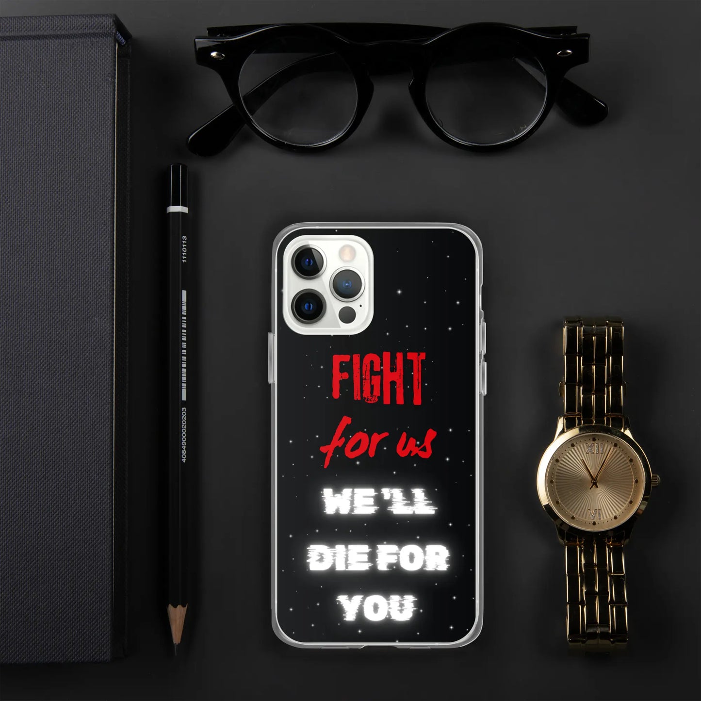 Feyenoord iPhone 12/13/14/15/16 hoesje 'Fight for Us' - beschermhoes op donkere achtergrond met horloge en bril