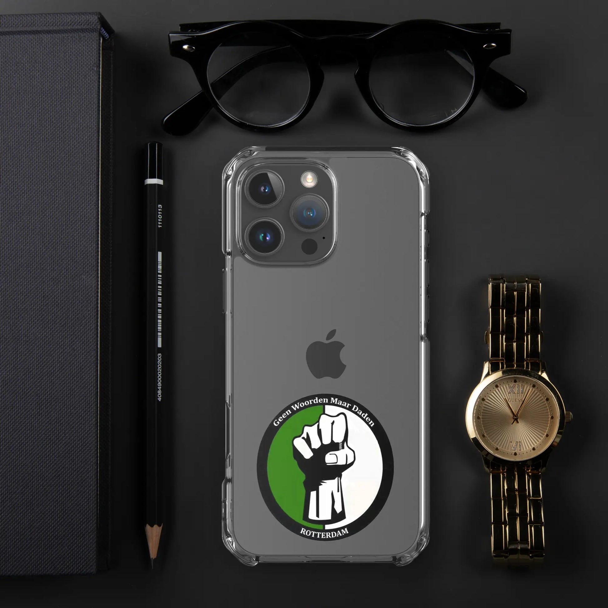 Feyenoord iPhone 16 hoesje met Geen Woorden Maar Daden logo, geplaatst naast horloge en bril, stijlvolle en beschermende telefoonhoes.