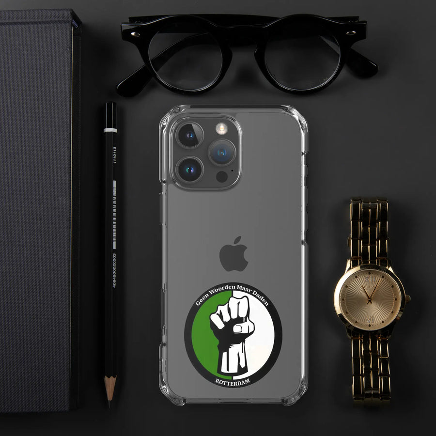 Feyenoord iPhone 17 hoesje met Geen Woorden Maar Daden logo, geplaatst naast horloge en bril, stijlvol.