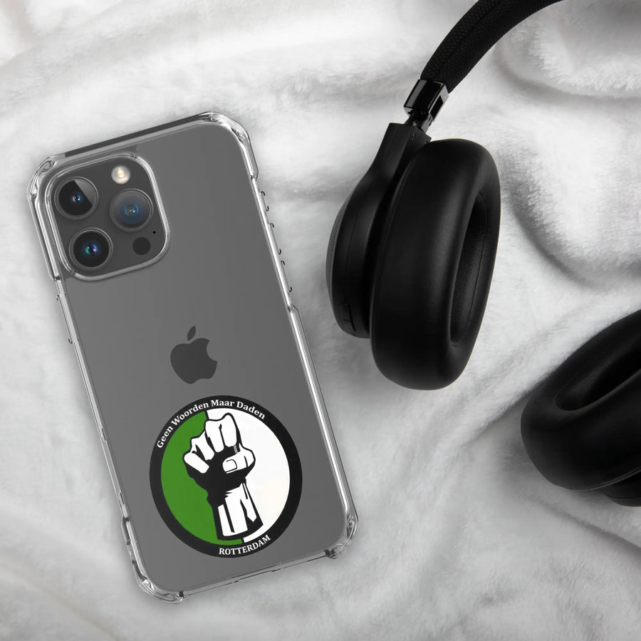 Feyenoord iPhone 17 hoesje met Geen Woorden Maar Daden logo, stijlvolle bescherming, weergegeven naast zwarte koptelefoon