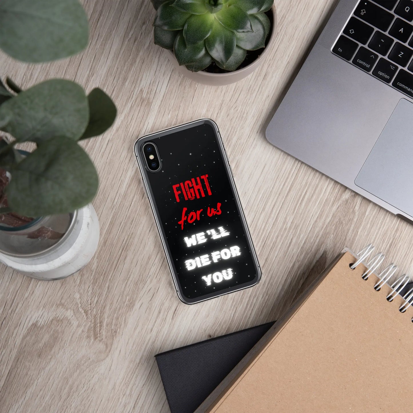 Feyenoord hoesje iPhone 12/13/14/15/16 - Fight for Us design, beschermhoes op houten bureau met laptop en planten