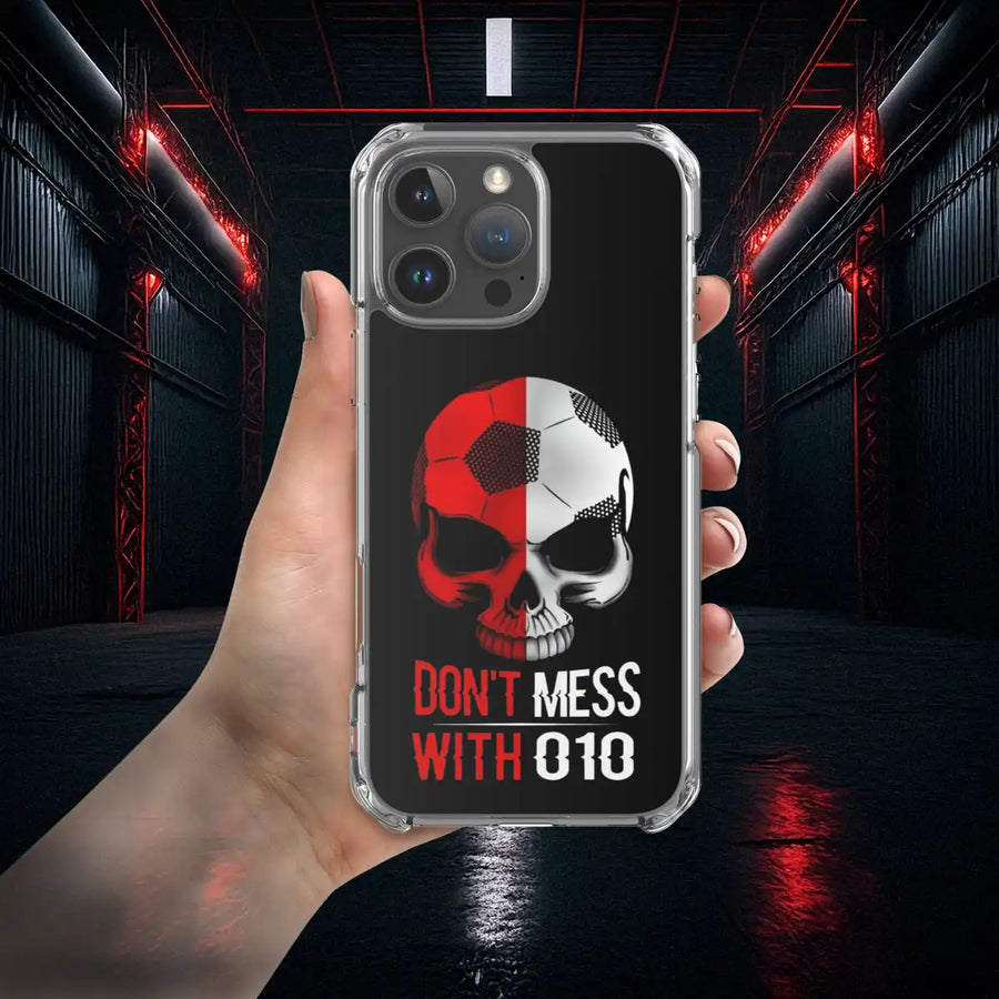 Feyenoord telefoonhoesje iPhone met rood-wit schedelontwerp in industriële achtergrond