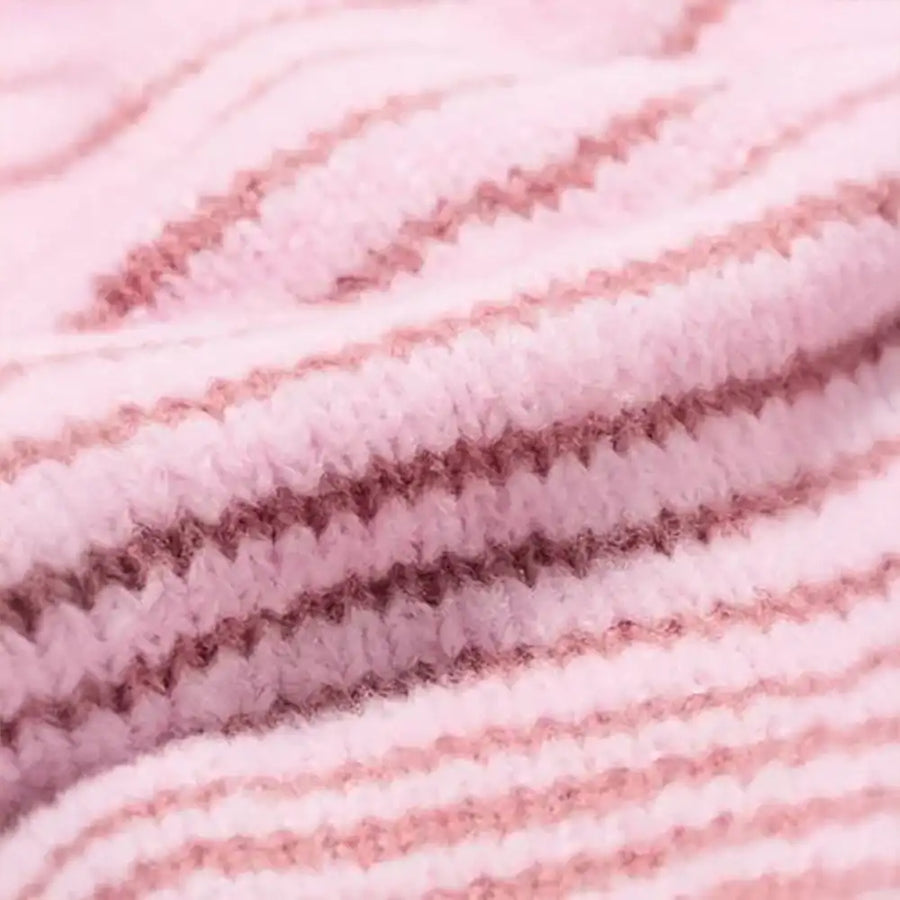 Close-up van roze gestreepte HEMA kindersok, zachte katoenen textuur voor extra comfort