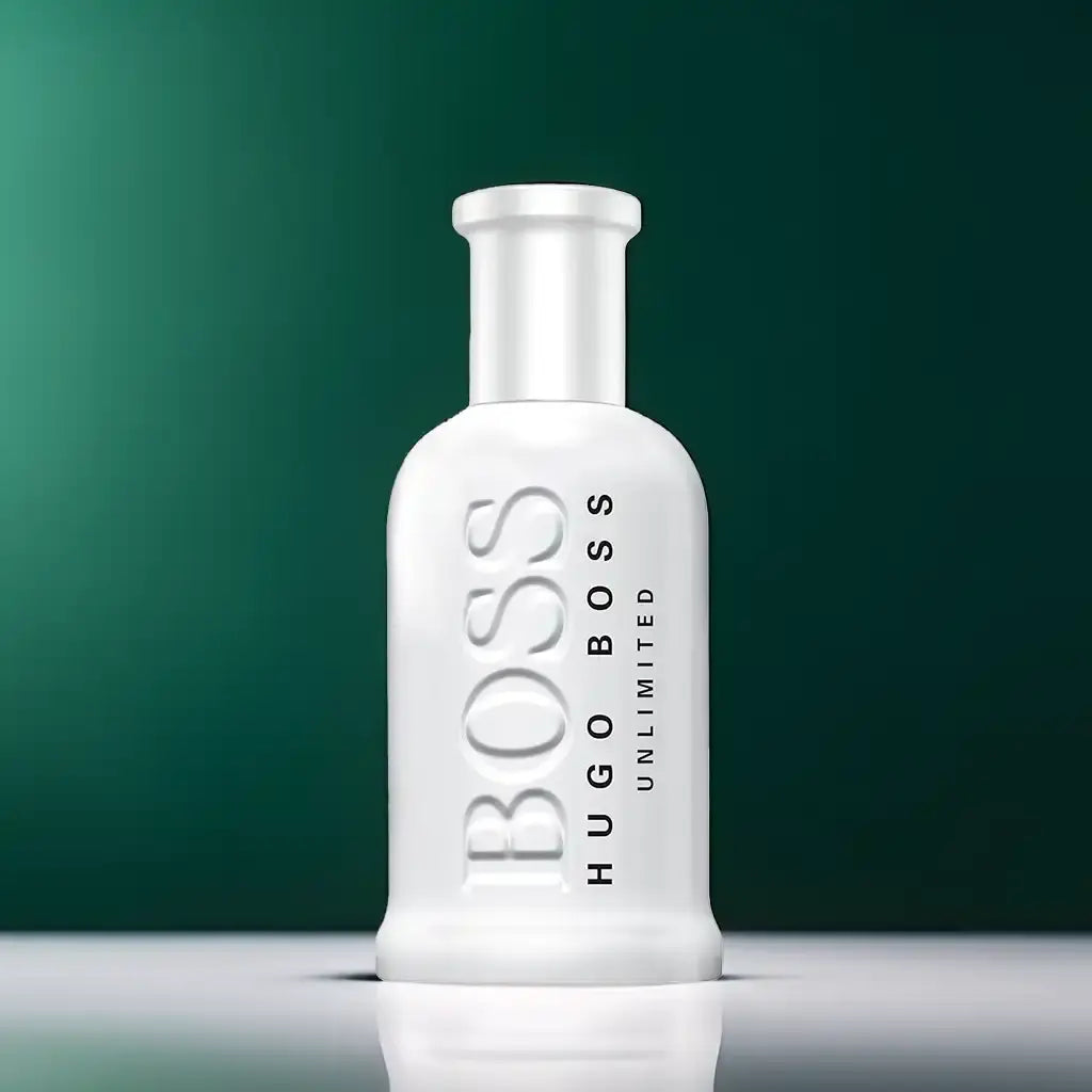 Witte fles Hugo Boss Bottled Unlimited Eau de Toilette op een luxe jachtgroene achtergrond