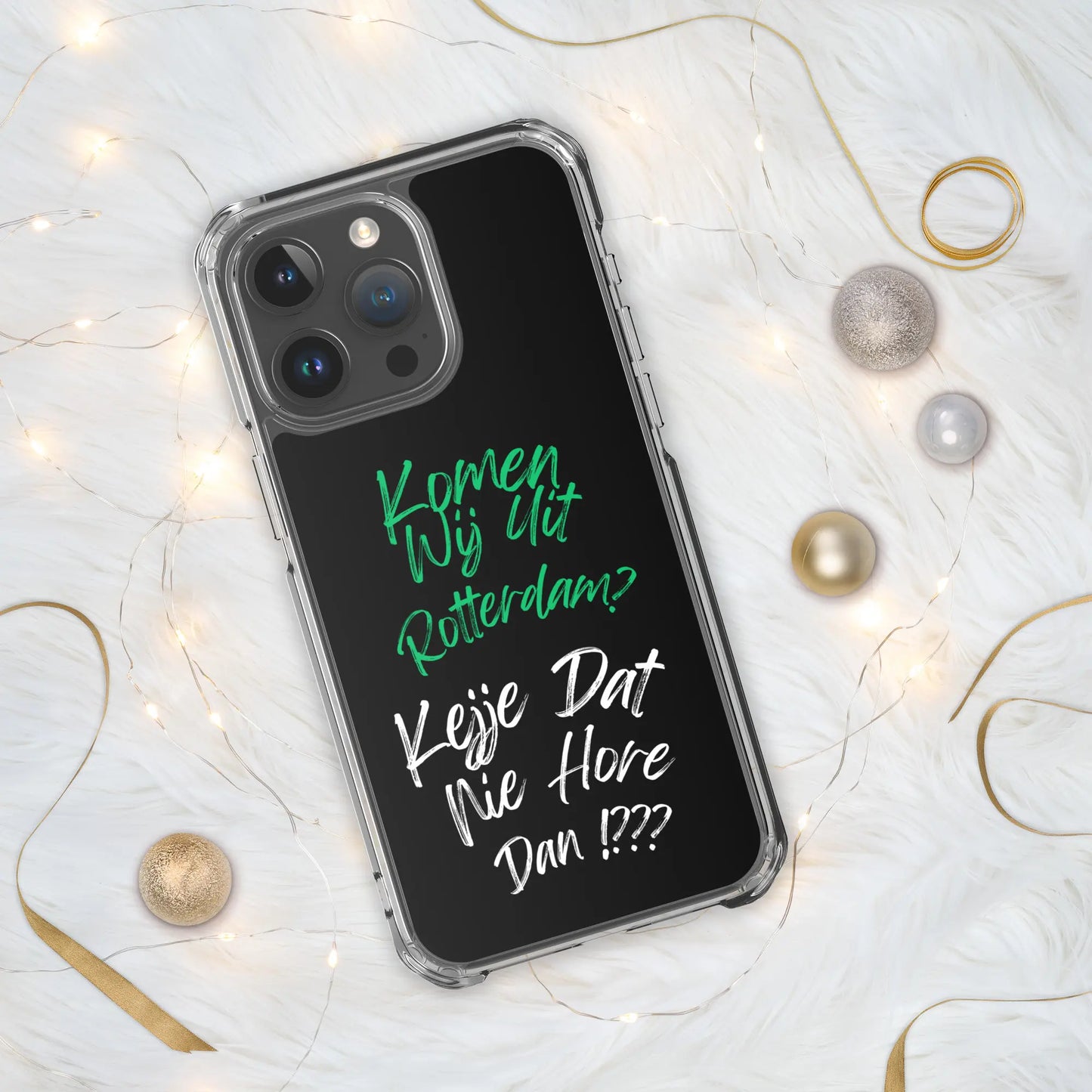 Feyenoord iPhone hoesje met 'Komen wij uit Rotterdam?' slogan, liggend op marmeren achtergrond met kerstversiering