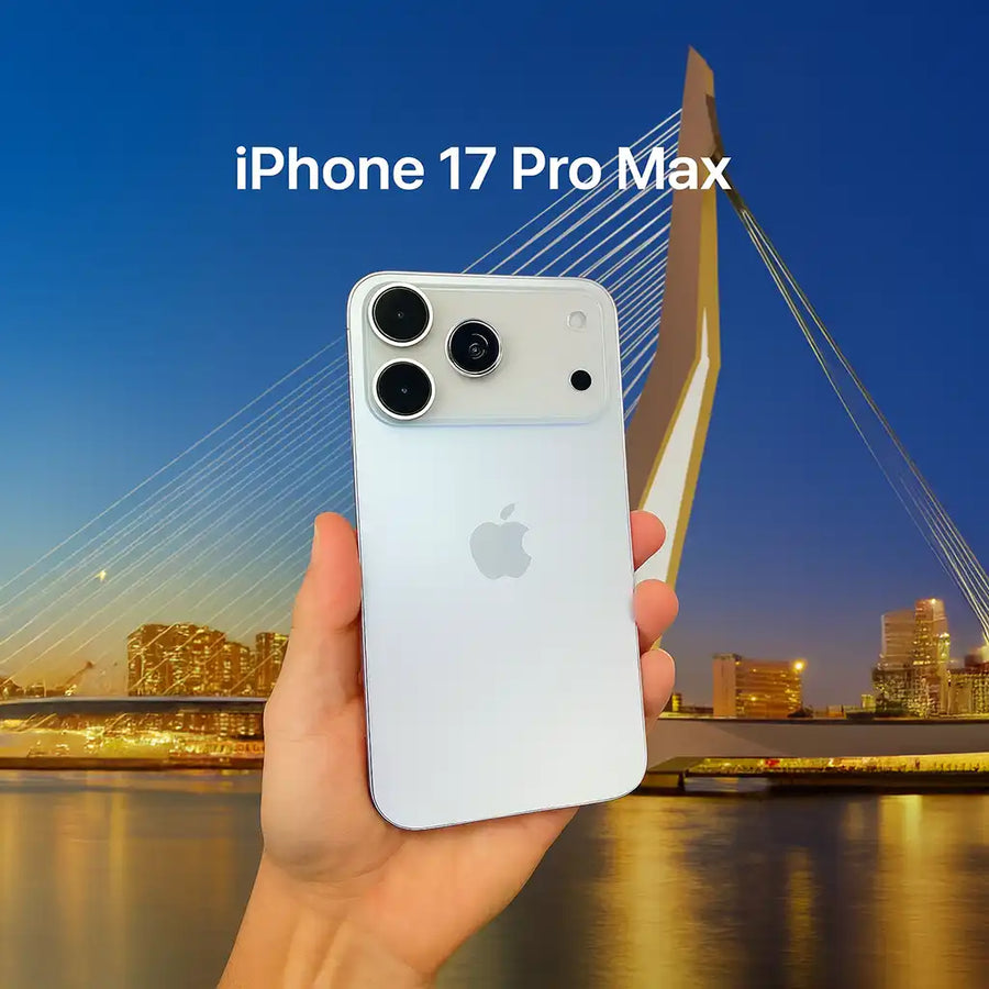 iPhone Pro Max zilver in hand met Rotterdam Erasmusbrug skyline
