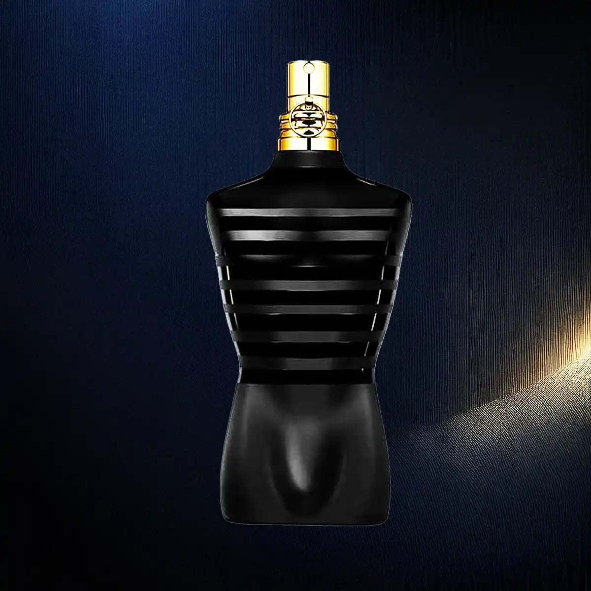 ean Paul Gaultier Le Male parfum 125ml op luxe donkerblauwe achtergrond met gouden lichtaccenten