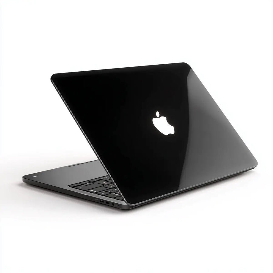 Zwarte MacBook Air M4 2026 met glanzende afwerking tegen Rotterdam Erasmusbrug achtergrond