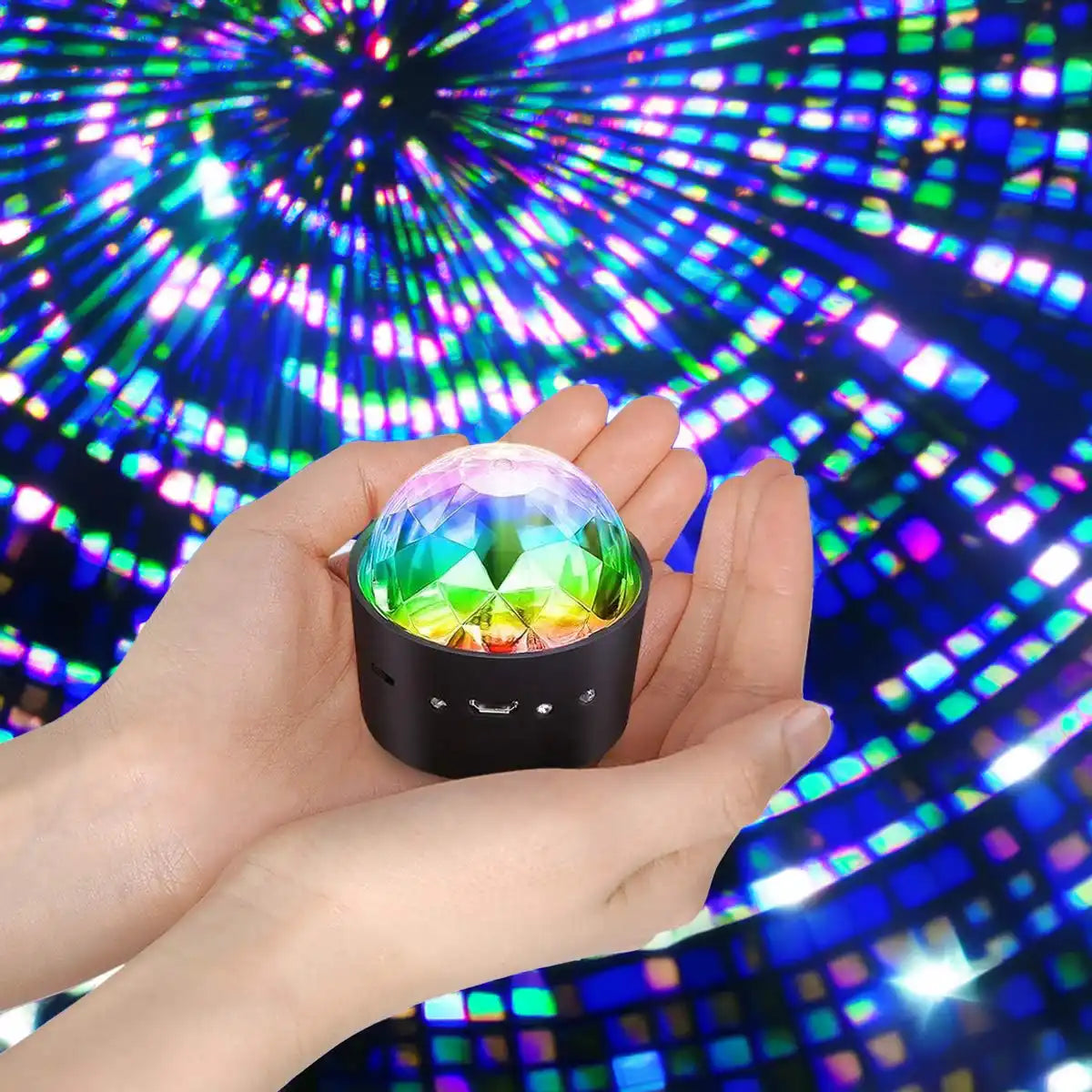 Mini Discobal LED met RGB verlichting in hand getoond met kleurrijke lichteffecten