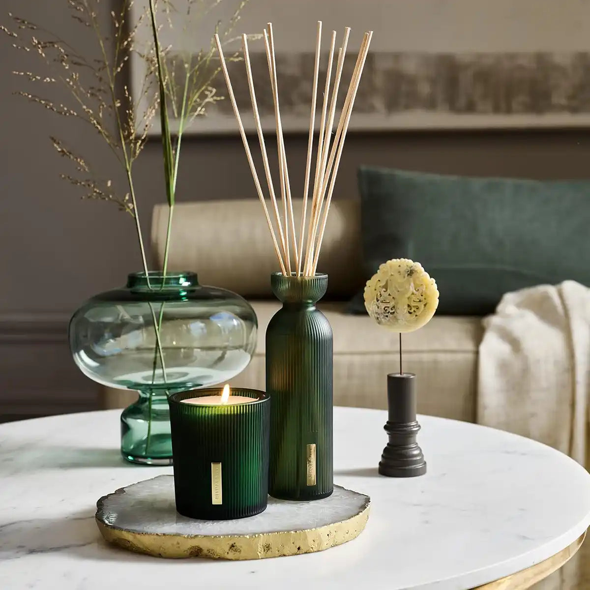 Rituals geurstokjes en luxe geurkaars op marmeren tafel met decoratie, perfect voor ontspanning en sfeer