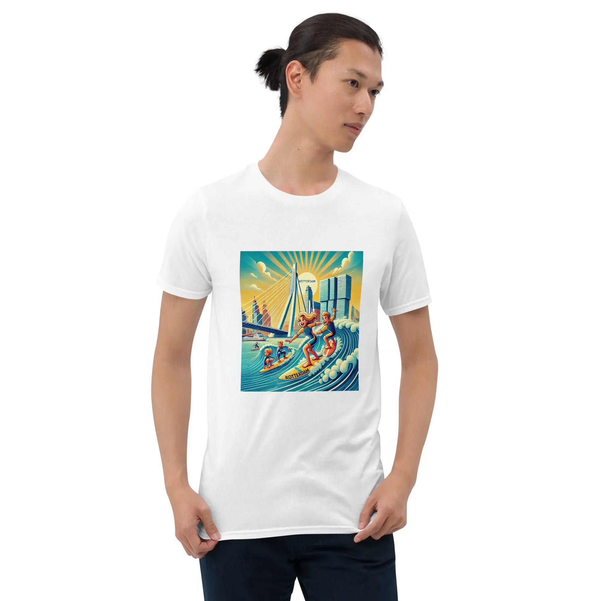 Jonge man draagt een wit Rotterdam Urban Surfing T-shirt – rif010, surfen Rotterdam