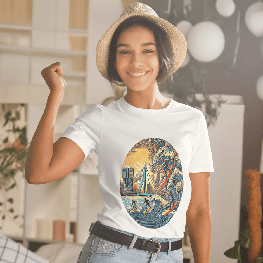 Vrouw met hoed in wit Rotterdam Surfen T-shirt met kleurrijk ontwerp