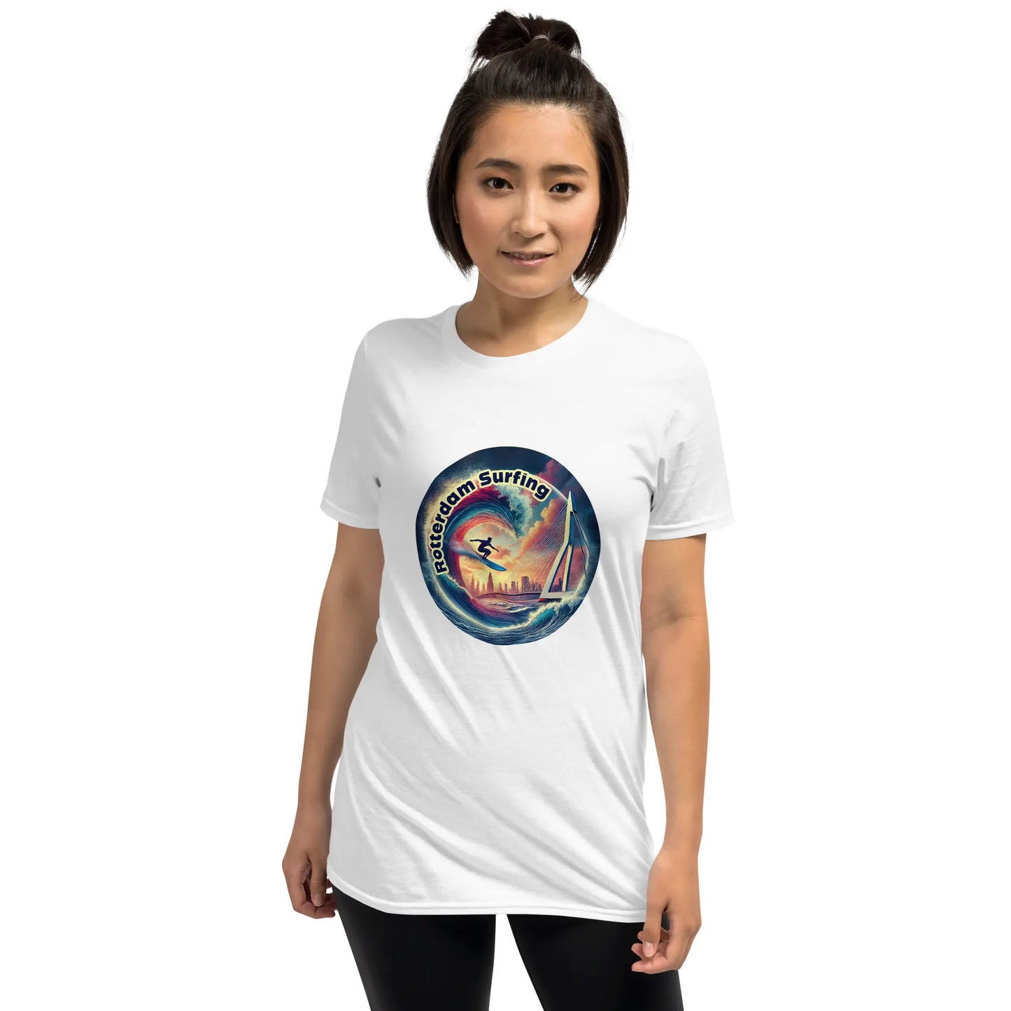 Vrouw draagt wit Rotterdam Surfen T-shirt met kleurrijk Rif010 ontwerp