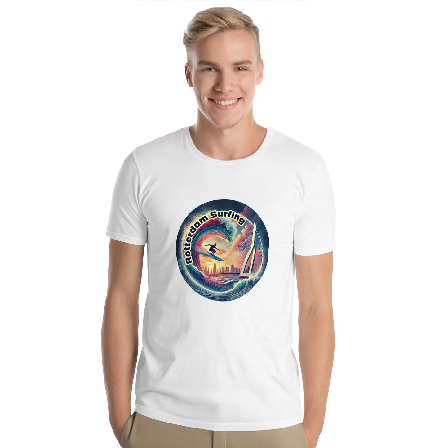 Blonde man in wit Rotterdam Surfen T-shirt met kleurrijk Rif010 ontwerp