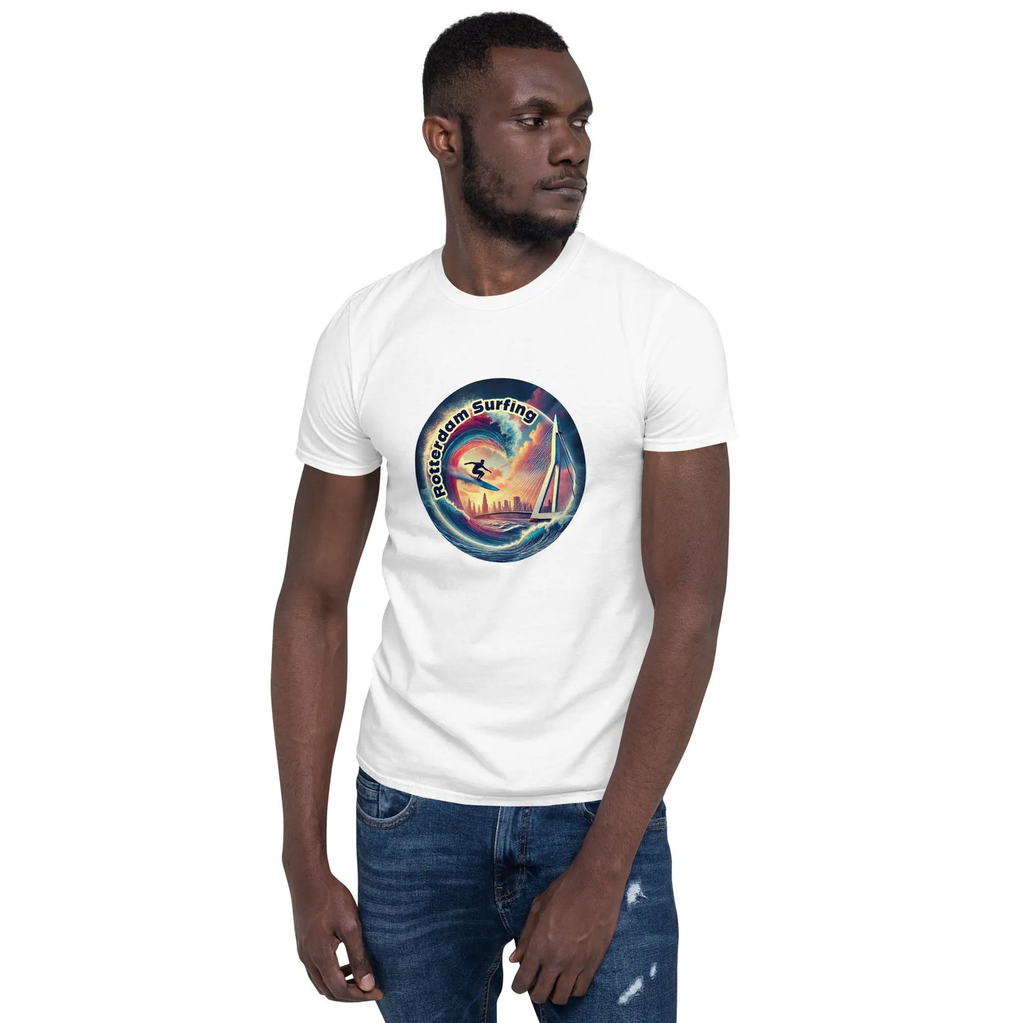 Man in wit Rotterdam Surfen T-shirt met kleurrijk Rif010 ontwerp, model04