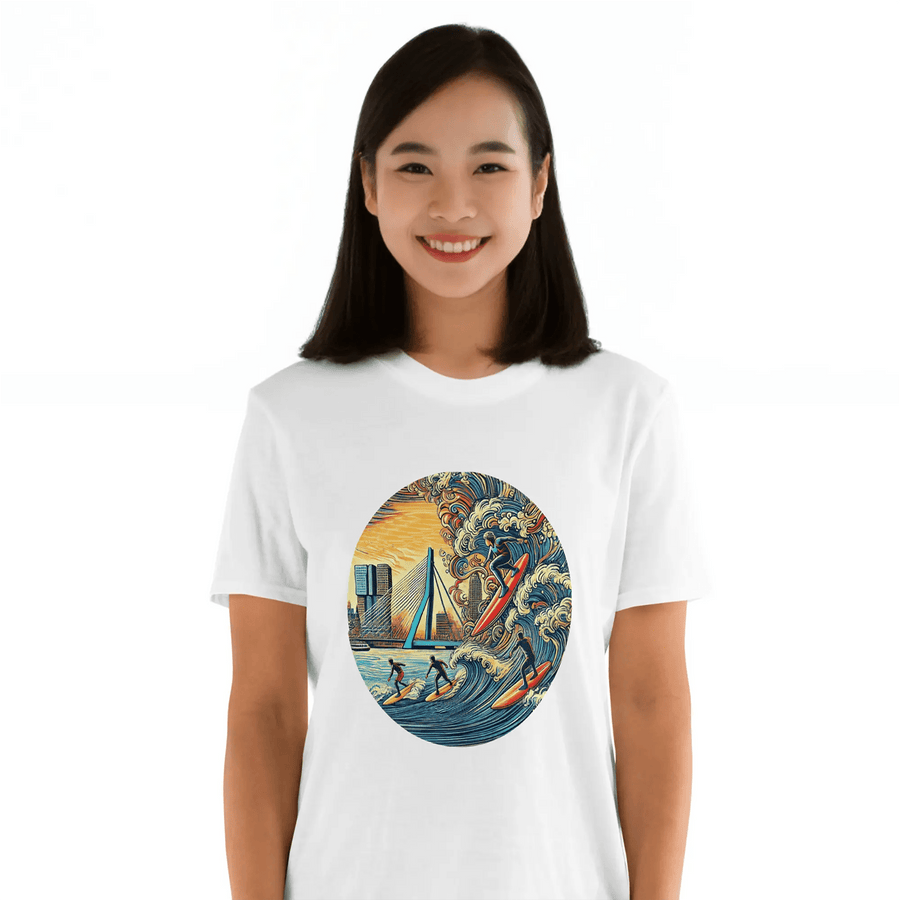 Vrouw in wit Rotterdam Surfen T-shirt met kleurrijk Rif010 ontwerp