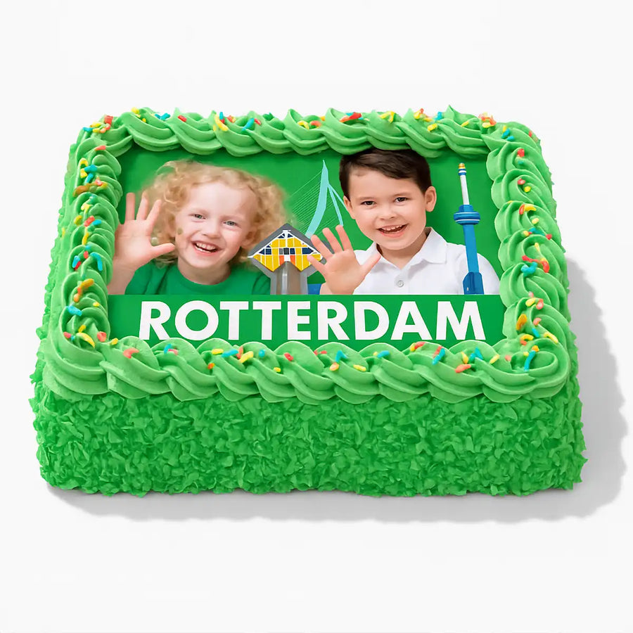 Rotterdamse fototaart voor kinderen met eigen foto, groene slagroom en skyline illustratie