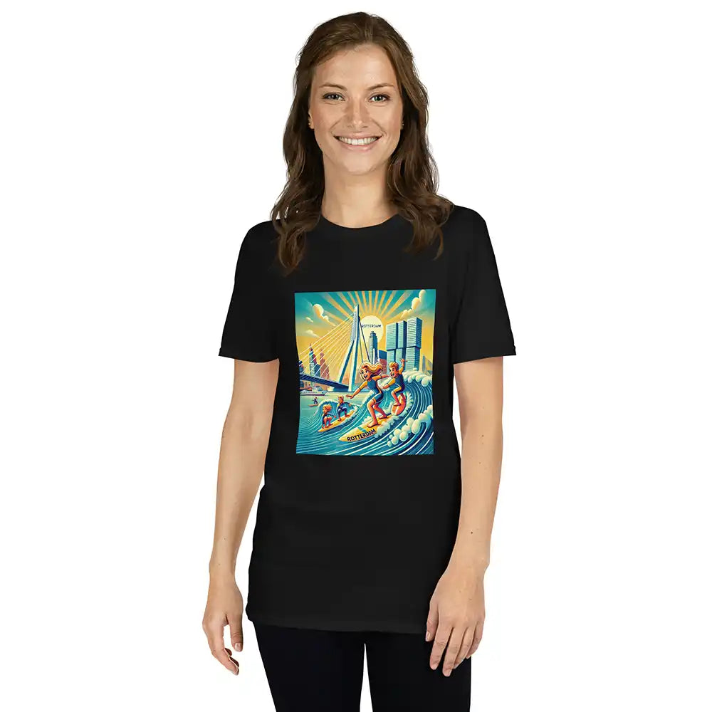 surfen rotterdam jonge dame met zwart surf tshirt met unieke print