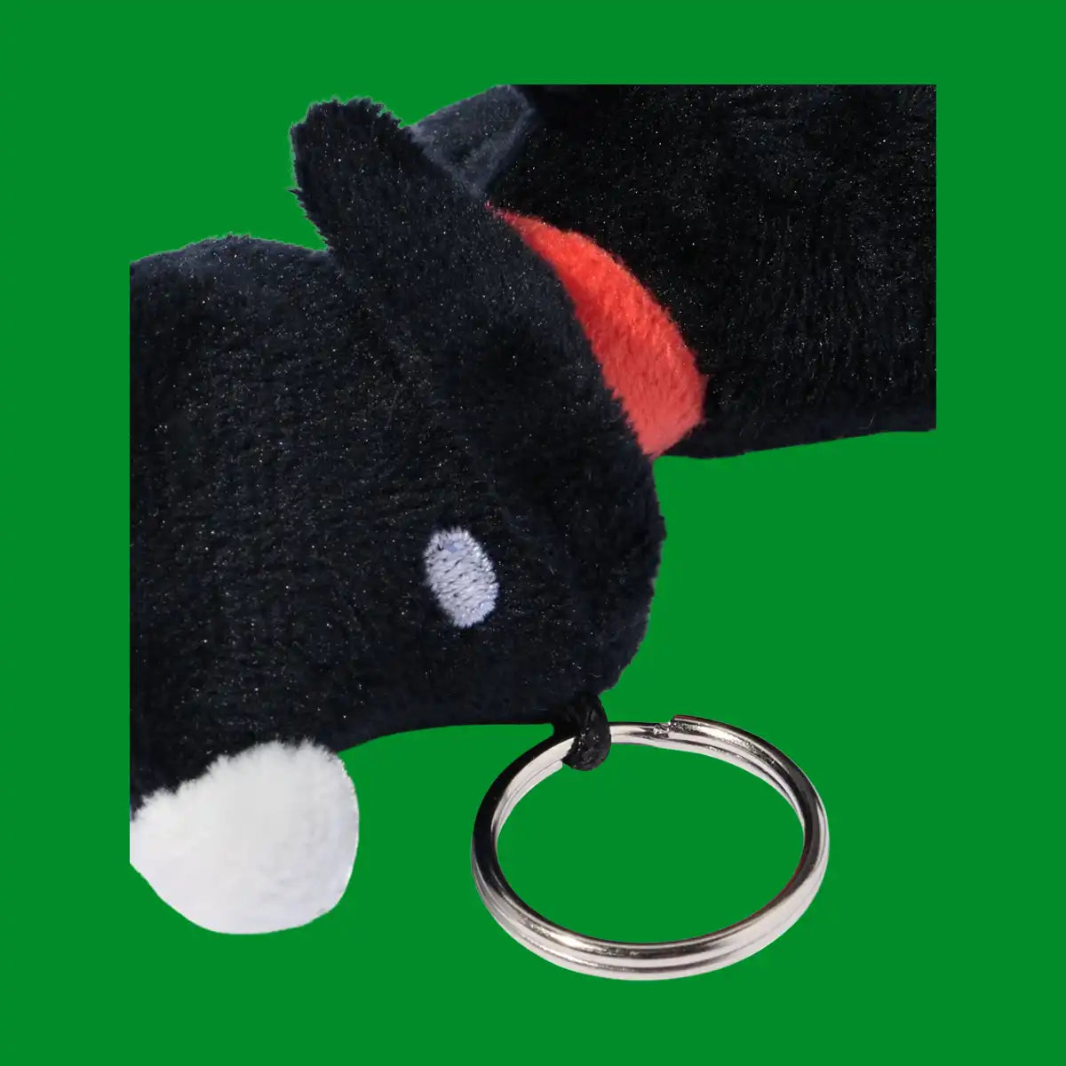 Takkie sleutelhanger detail — stevige sleutelring en zachte pluche textuur close-up