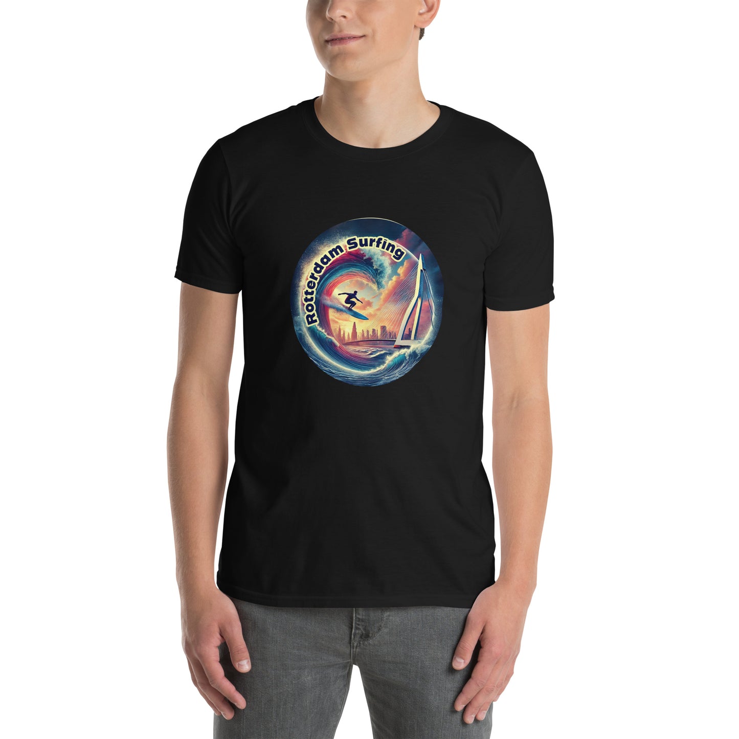 Man in zwart Rotterdam Surfen T-shirt met kleurrijk Rif010 ontwerp