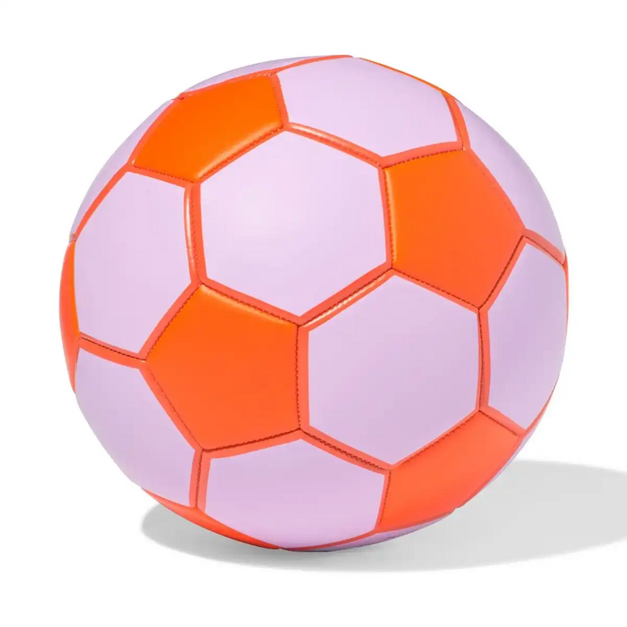 Voetbal cadeau kind met roze-oranje bal maat 5 voor kinderen die houden van een speelse uitstraling