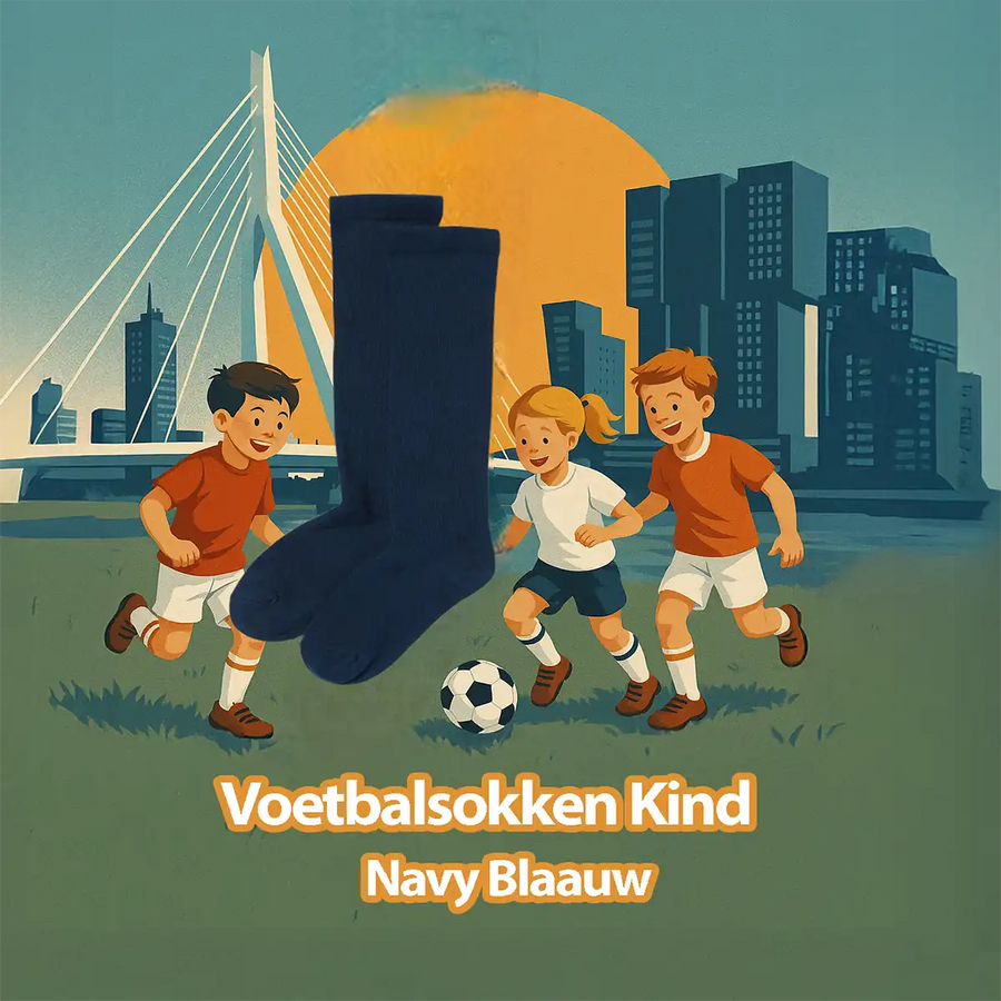 Kinderen voetballen met navy blauwe voetbalsokken van HEMA tijdens gymles in Rotterdam