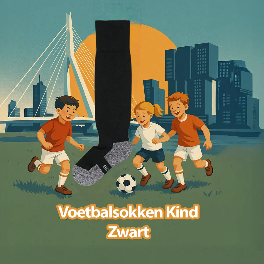 Kinderen voetballen met HEMA voetbalsokken kind zwart tijdens gymles in Rotterdam